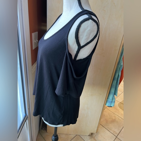 Charlotte Russe Cold Shoulder Top - Picture 3 of 5